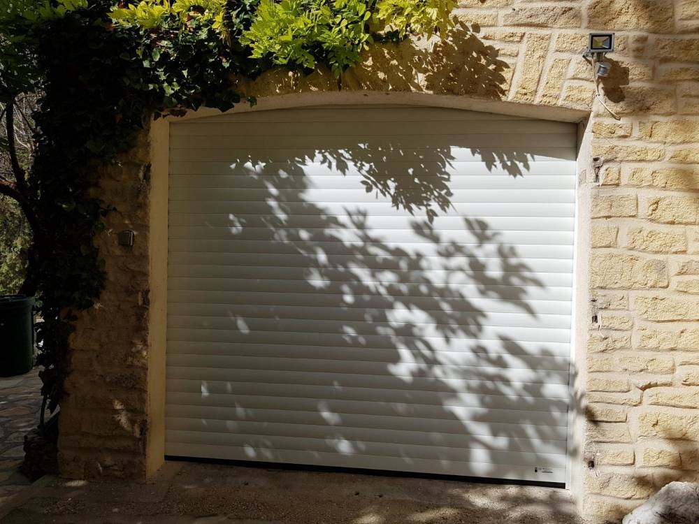 Porte de garage enroulable - AZUR WINDOW TRETS