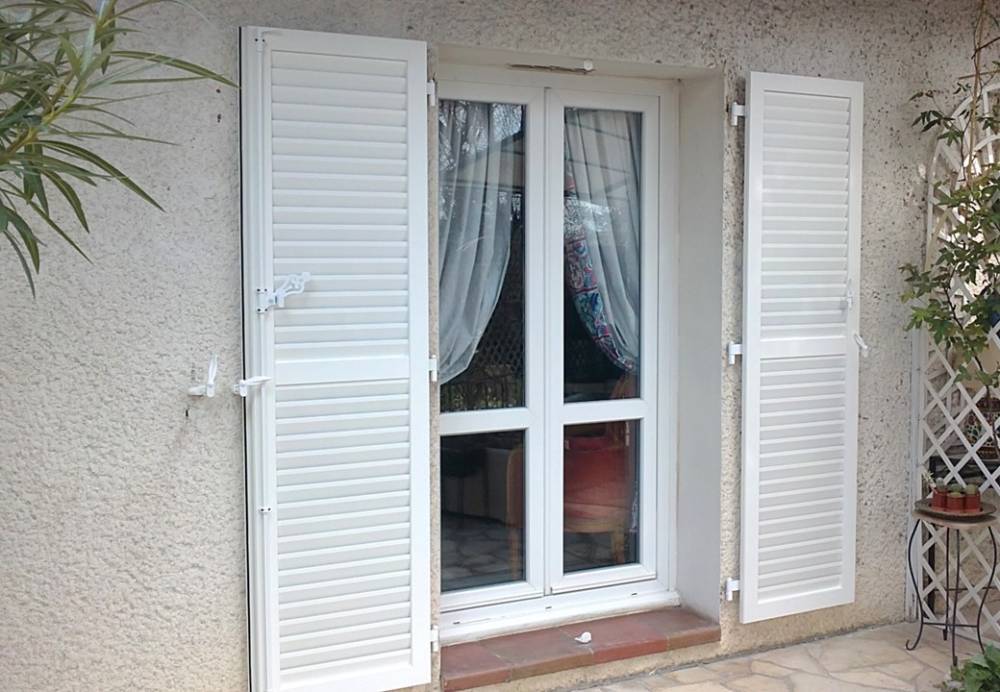 Volets battants persiénnés / Portes-fenêtres pvc blanc - AZUR WINDOW trets