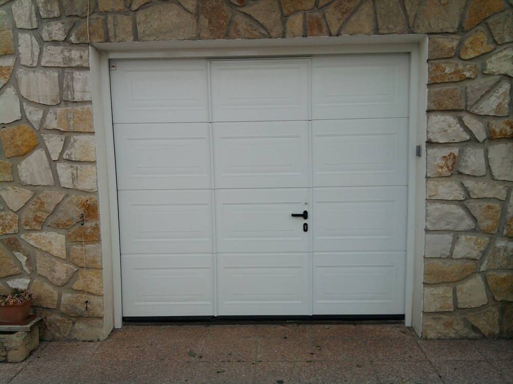 AZUR WINDOW TRETS - Porte de garage sectionnelle manuelle avec portillon.jpg